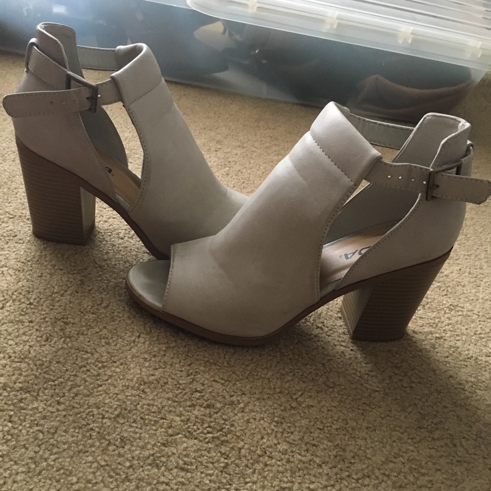 Soda chunk heel side cut bootie fall short heel